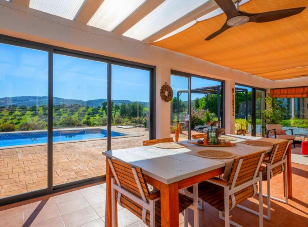 Preciosa villa de 3 dormitorios con vistas al pantano, piscina y excelente acceso