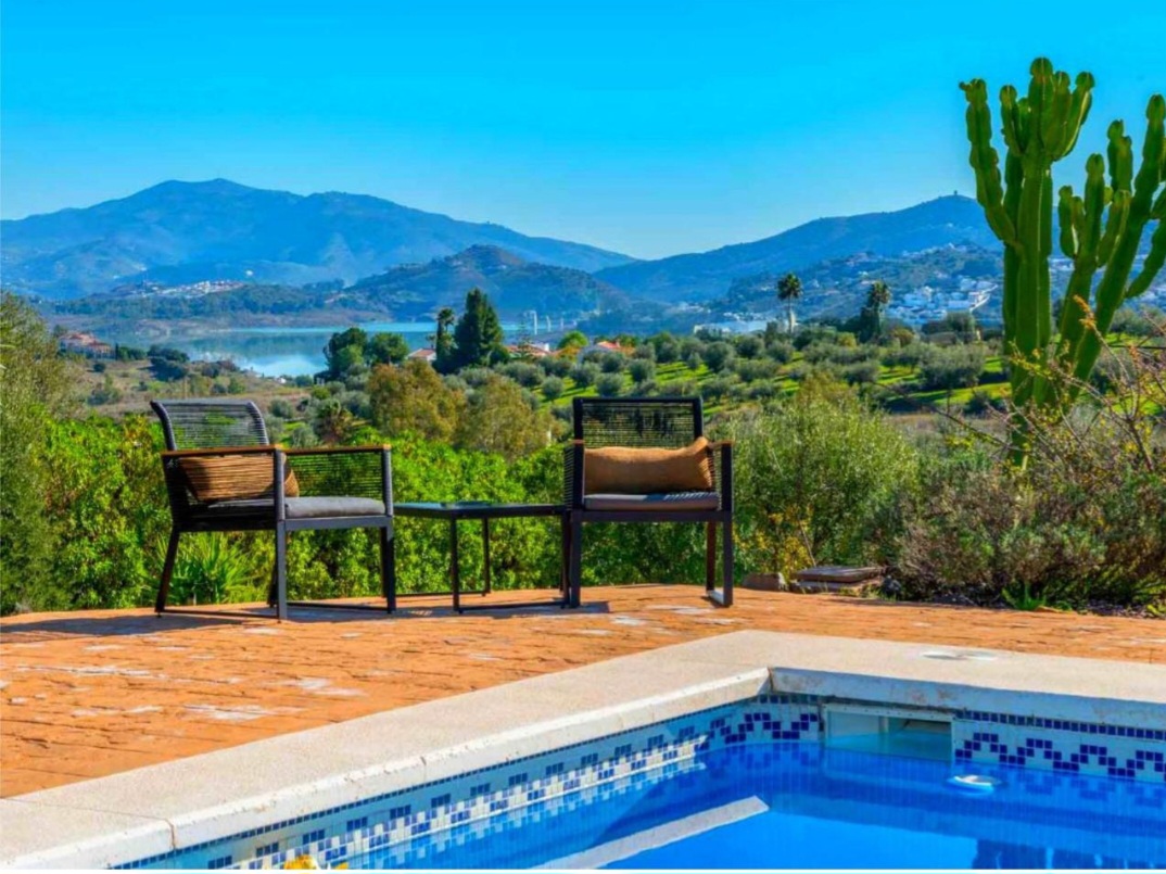 Preciosa villa de 3 dormitorios con vistas al pantano, piscina y excelente acceso