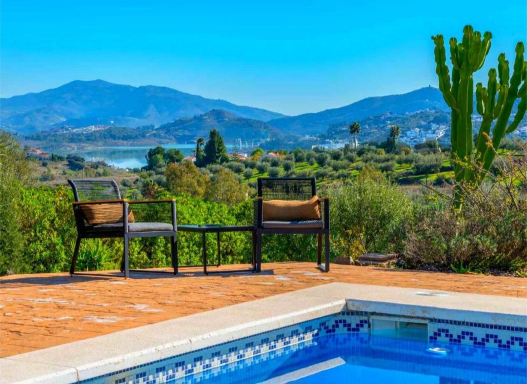 Preciosa villa de 3 dormitorios con vistas al pantano, piscina y excelente acceso