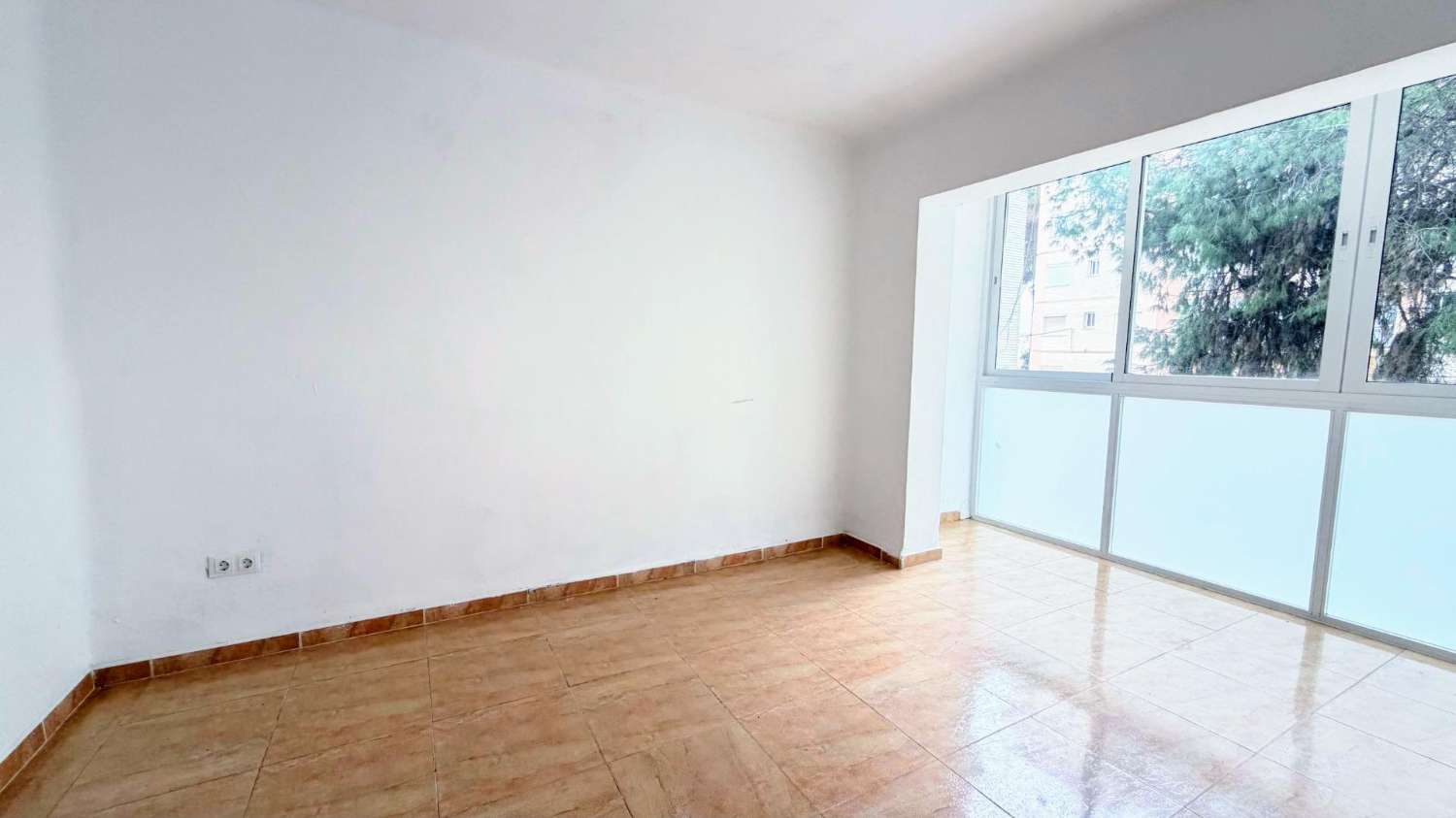 Acogedor piso reformado de 3 dormitorios y 1 baño, situado en la tranquila y bien comunicada zona de El Calvario.