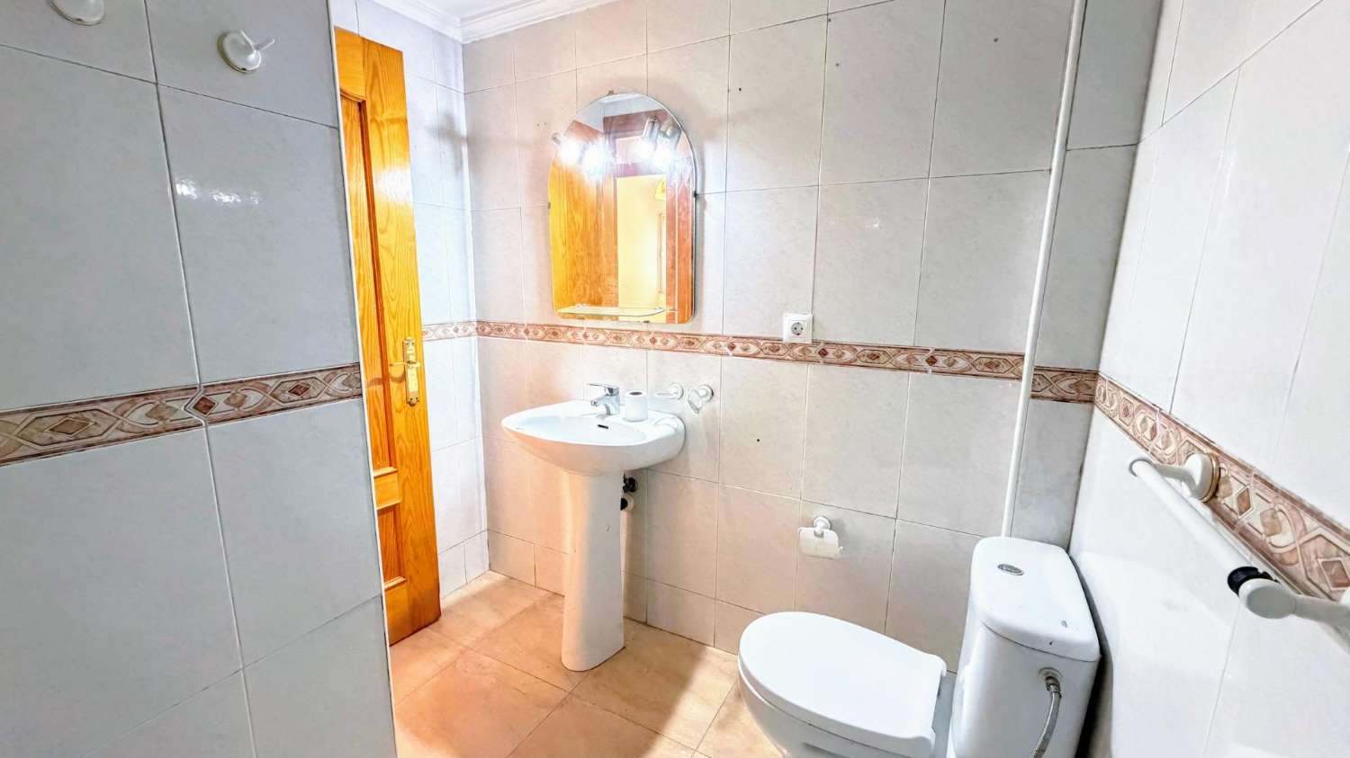 Acogedor piso reformado de 3 dormitorios y 1 baño, situado en la tranquila y bien comunicada zona de El Calvario.