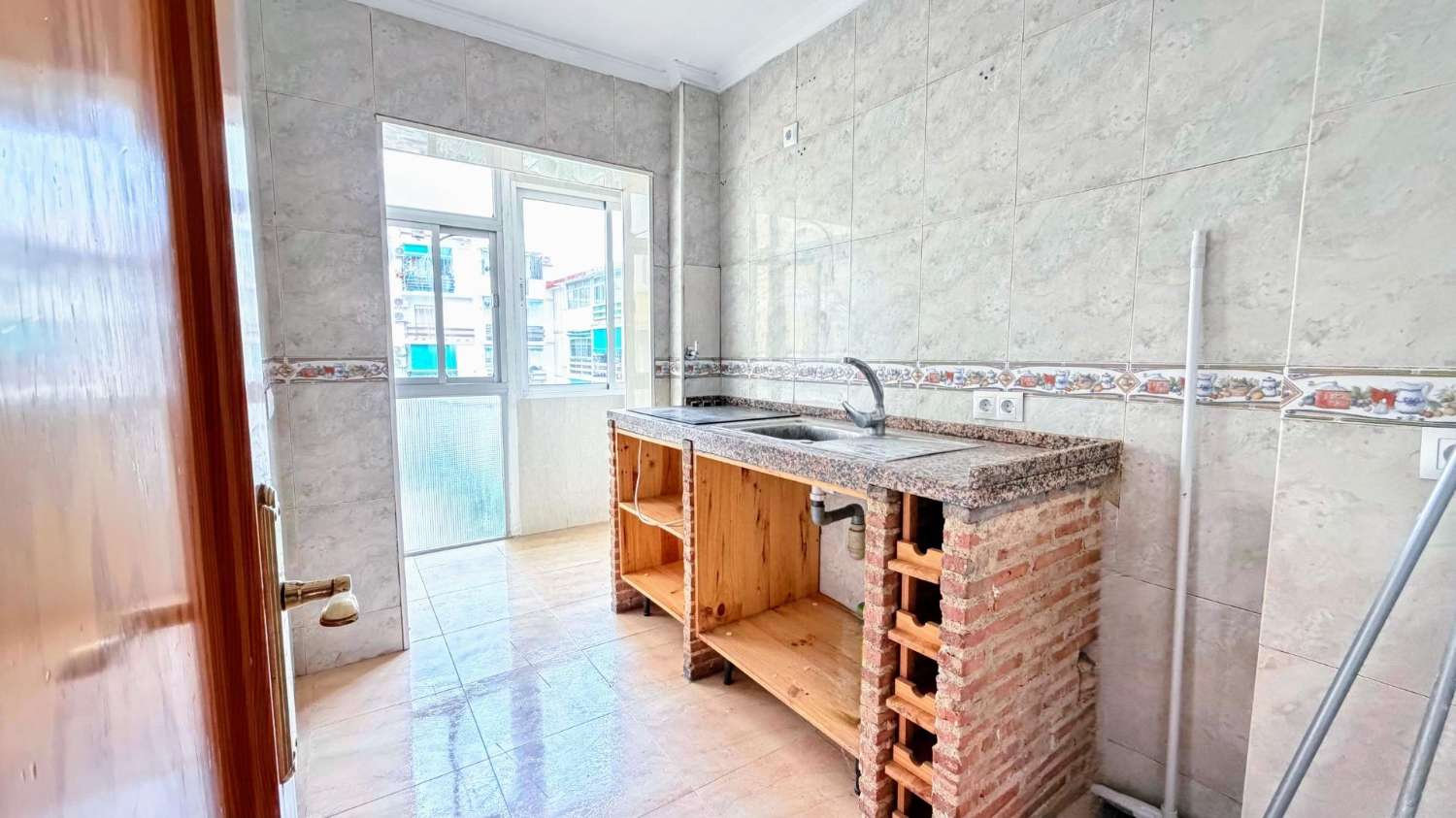 Acogedor piso reformado de 3 dormitorios y 1 baño, situado en la tranquila y bien comunicada zona de El Calvario.