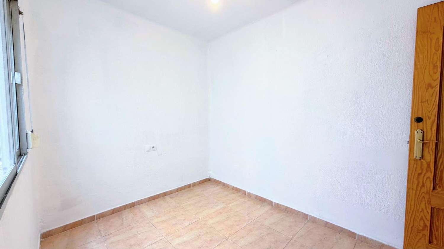 Acogedor piso reformado de 3 dormitorios y 1 baño, situado en la tranquila y bien comunicada zona de El Calvario.