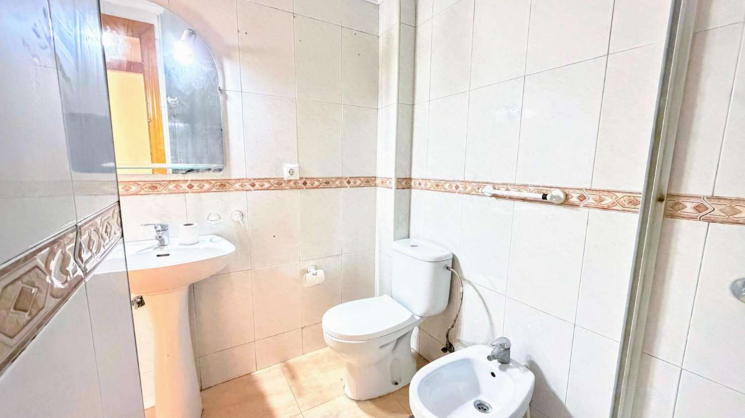 Acogedor piso reformado de 3 dormitorios y 1 baño, situado en la tranquila y bien comunicada zona de El Calvario.