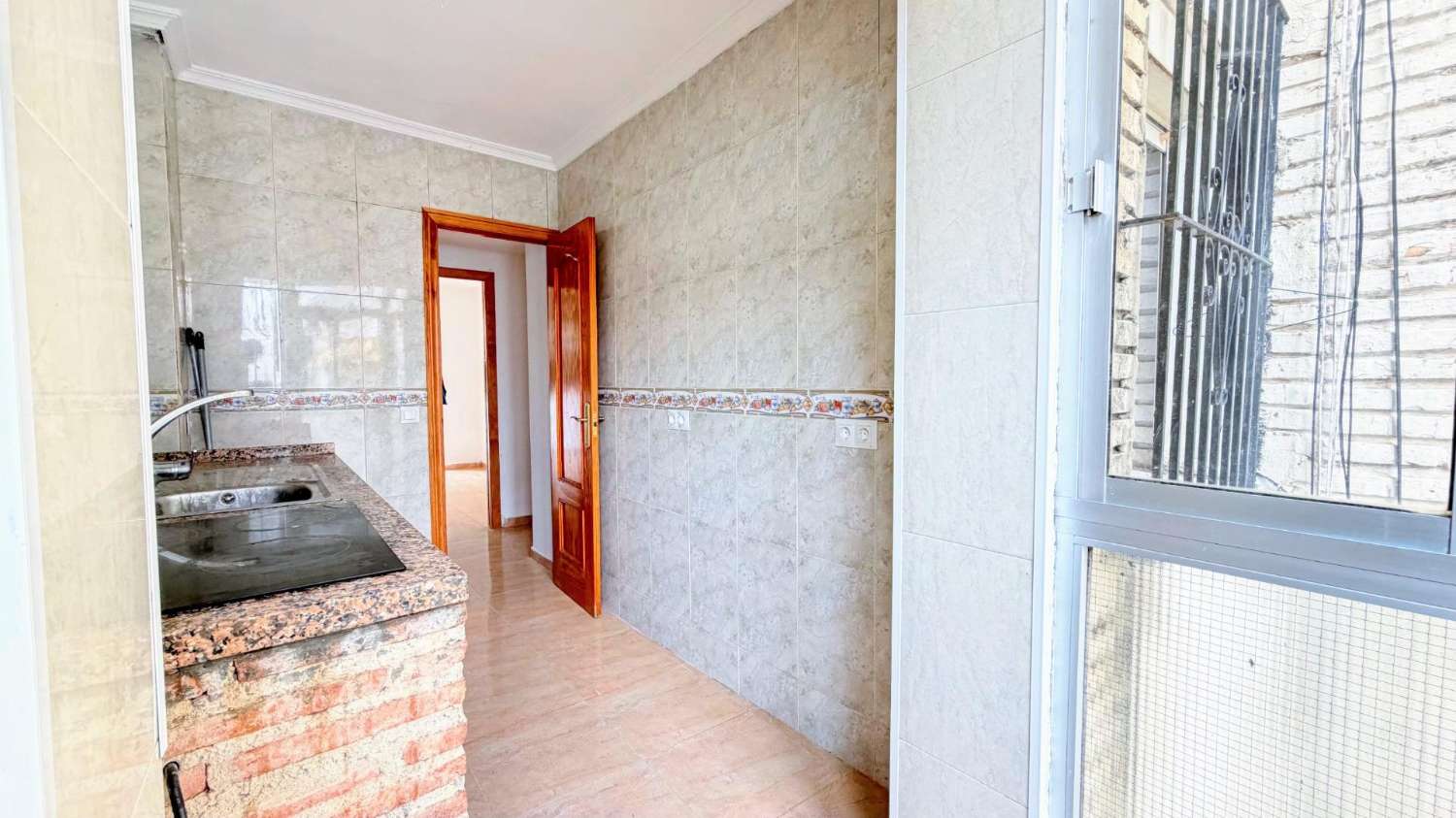 Acogedor piso reformado de 3 dormitorios y 1 baño, situado en la tranquila y bien comunicada zona de El Calvario.