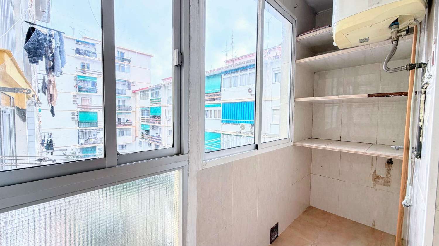 Acogedor piso reformado de 3 dormitorios y 1 baño, situado en la tranquila y bien comunicada zona de El Calvario.