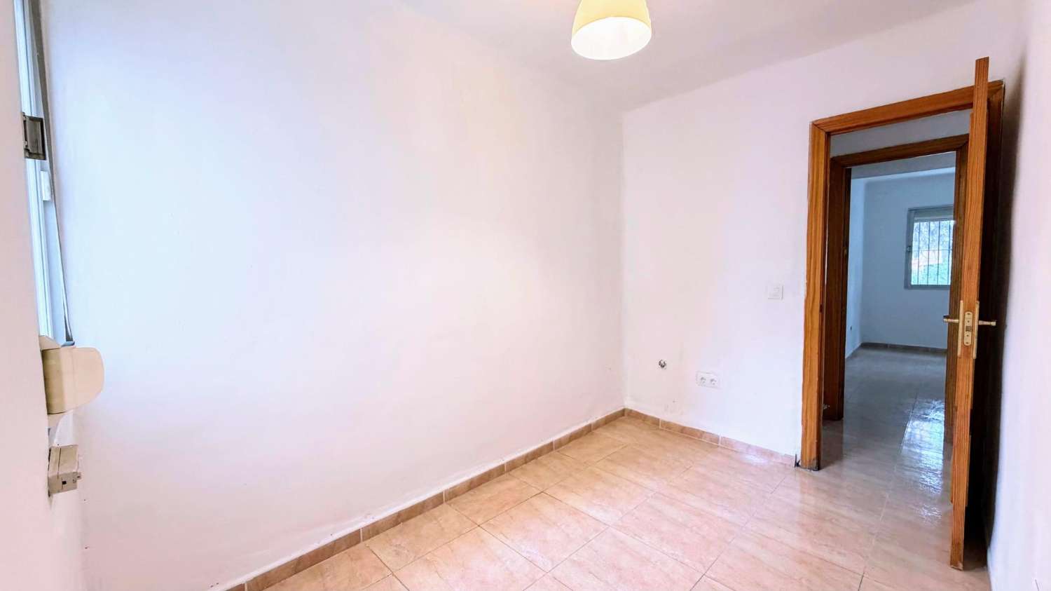 Acogedor piso reformado de 3 dormitorios y 1 baño, situado en la tranquila y bien comunicada zona de El Calvario.