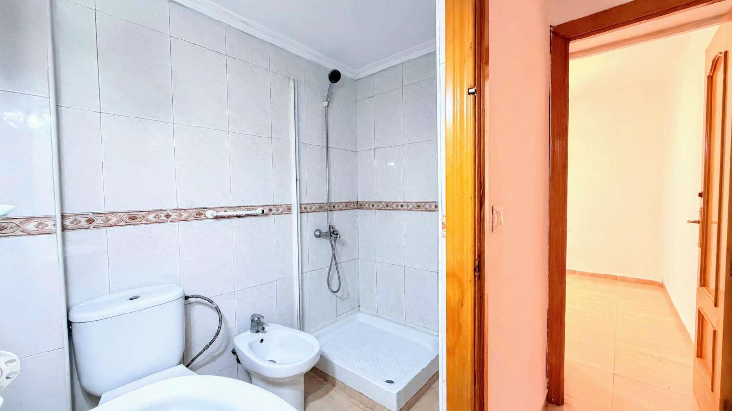 Acogedor piso reformado de 3 dormitorios y 1 baño, situado en la tranquila y bien comunicada zona de El Calvario.