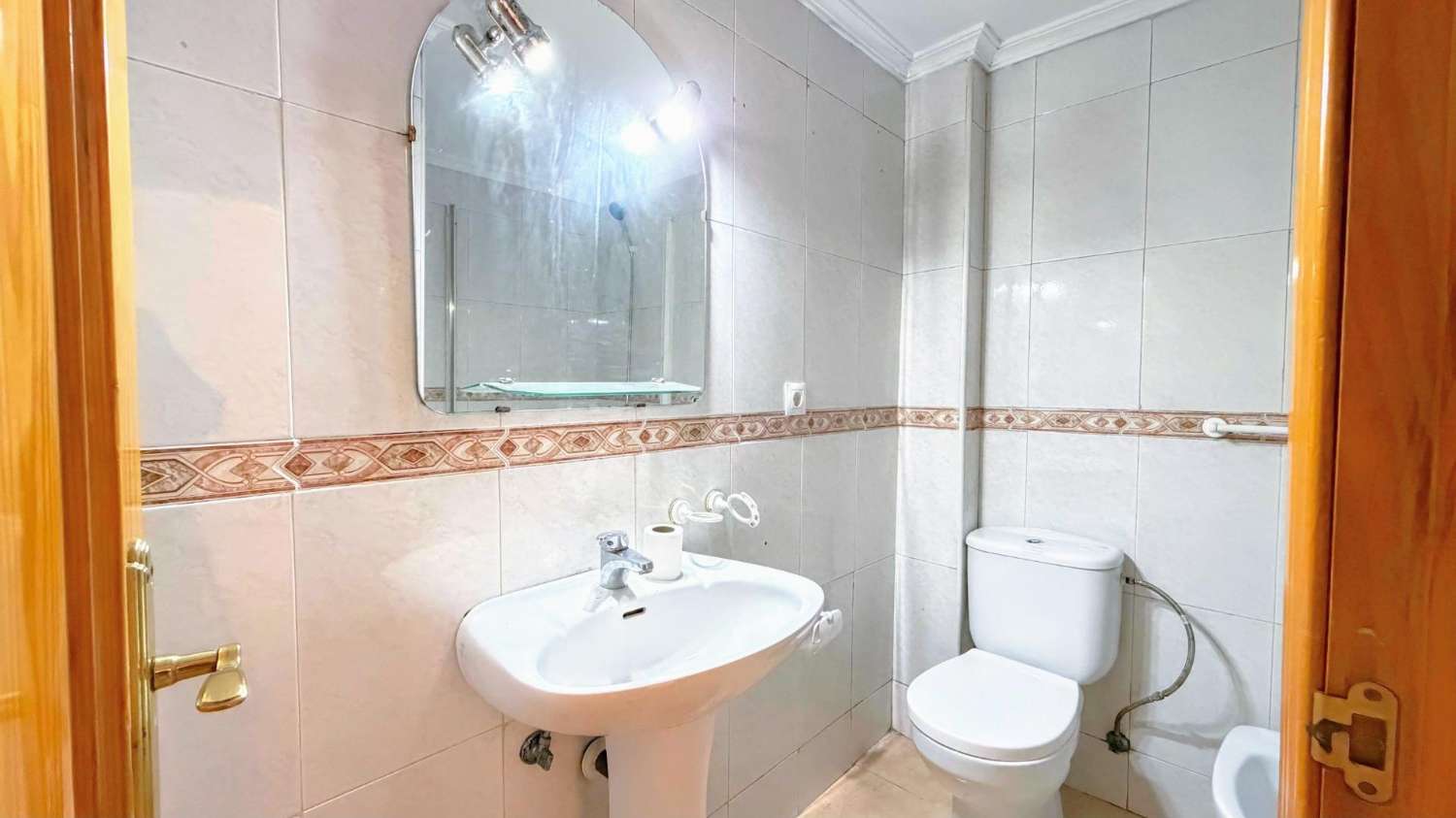 Acogedor piso reformado de 3 dormitorios y 1 baño, situado en la tranquila y bien comunicada zona de El Calvario.