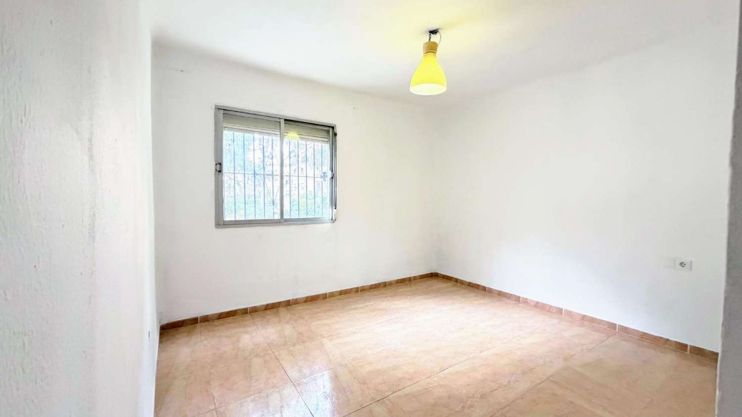 Acogedor piso reformado de 3 dormitorios y 1 baño, situado en la tranquila y bien comunicada zona de El Calvario.