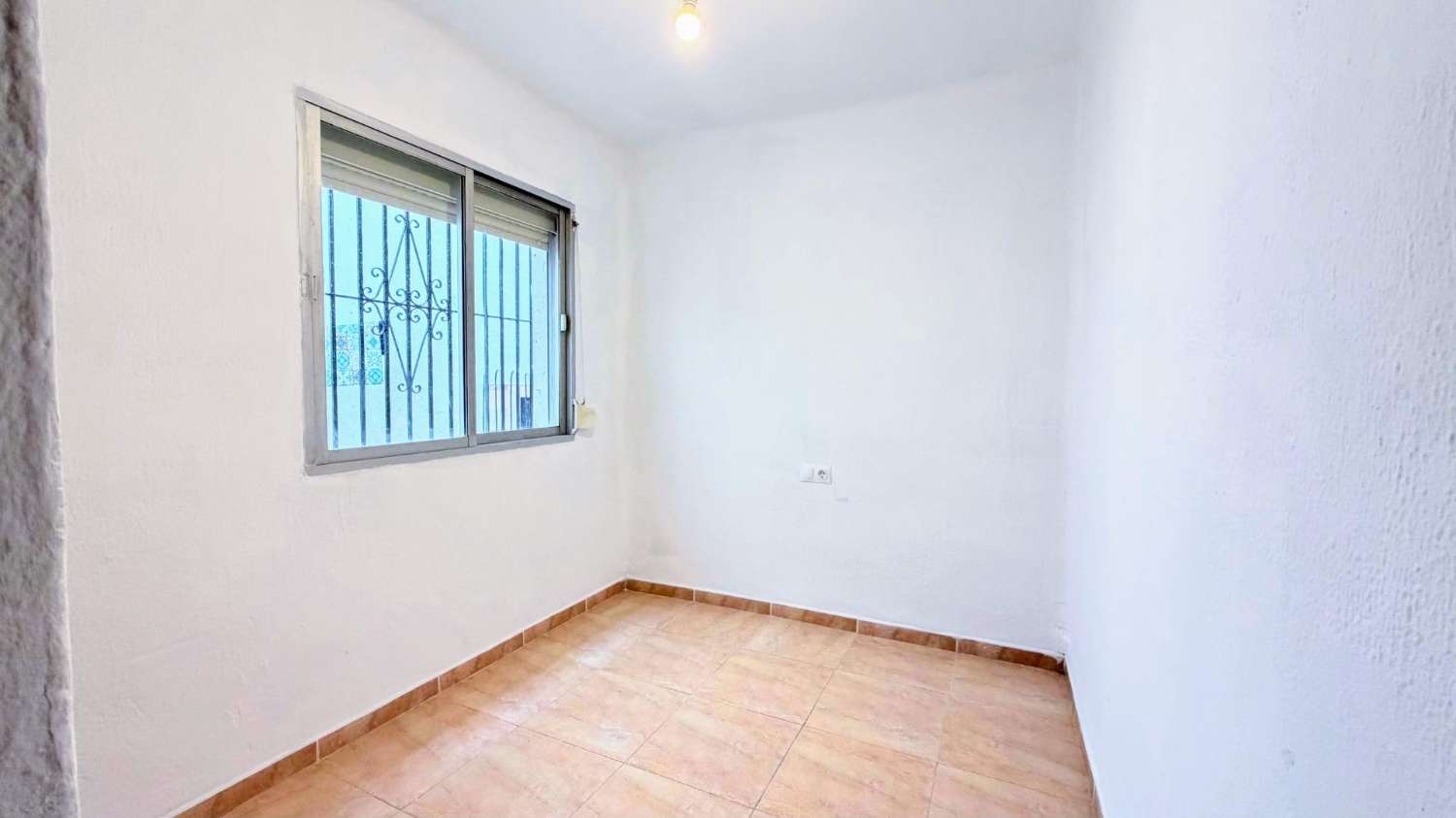 Acogedor piso reformado de 3 dormitorios y 1 baño, situado en la tranquila y bien comunicada zona de El Calvario.