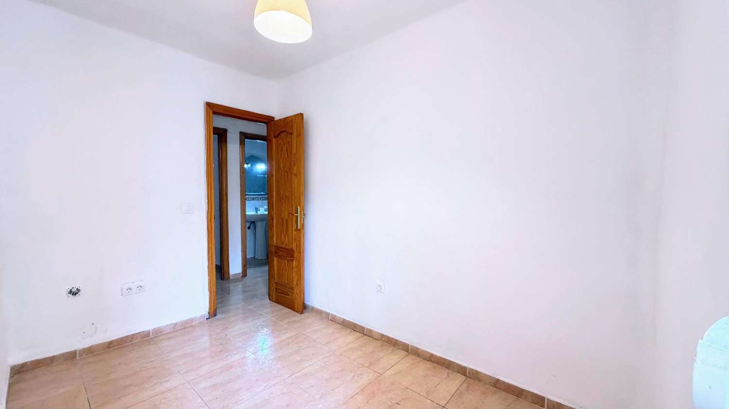 Acogedor piso reformado de 3 dormitorios y 1 baño, situado en la tranquila y bien comunicada zona de El Calvario.