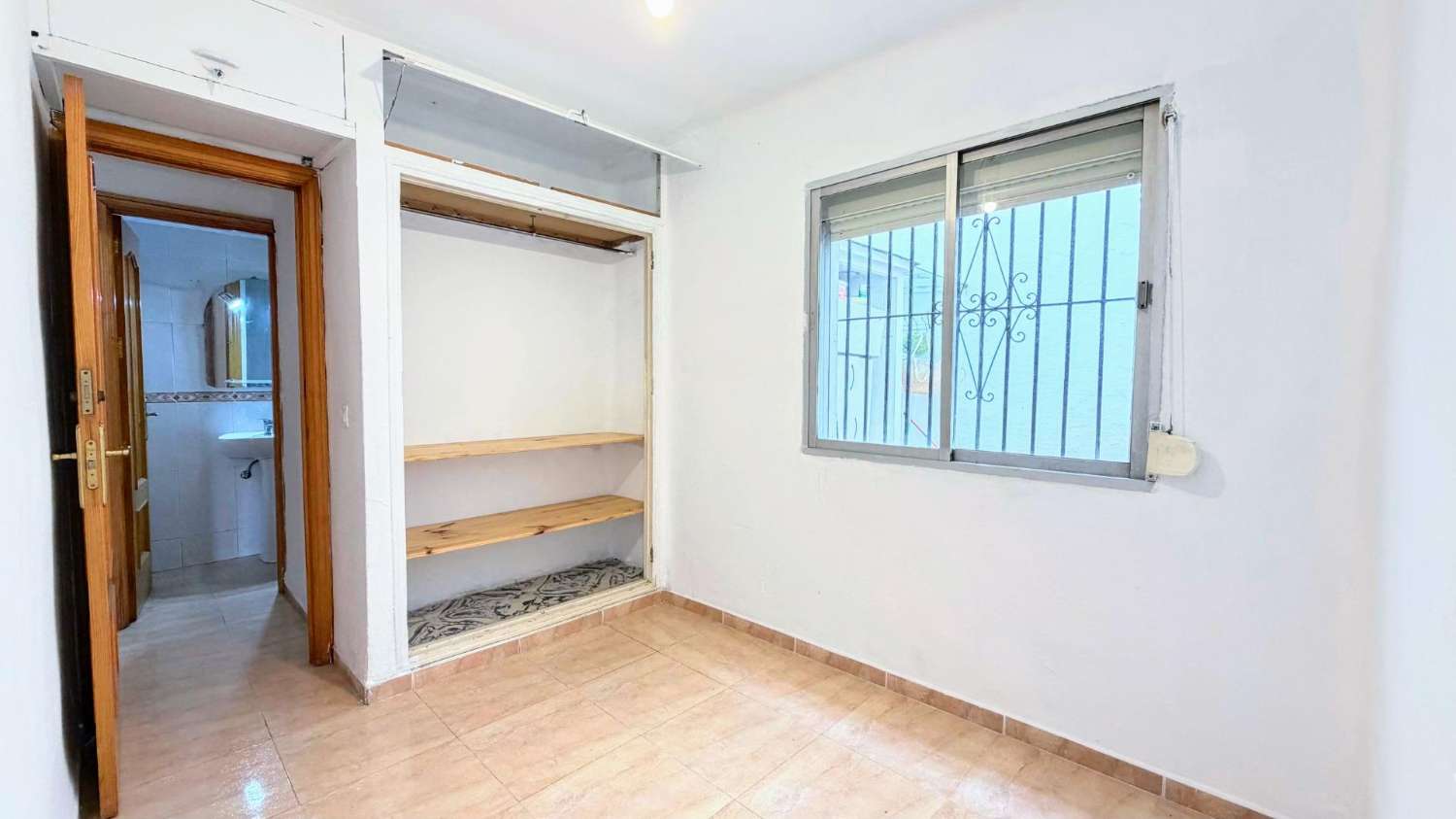 Acogedor piso reformado de 3 dormitorios y 1 baño, situado en la tranquila y bien comunicada zona de El Calvario.