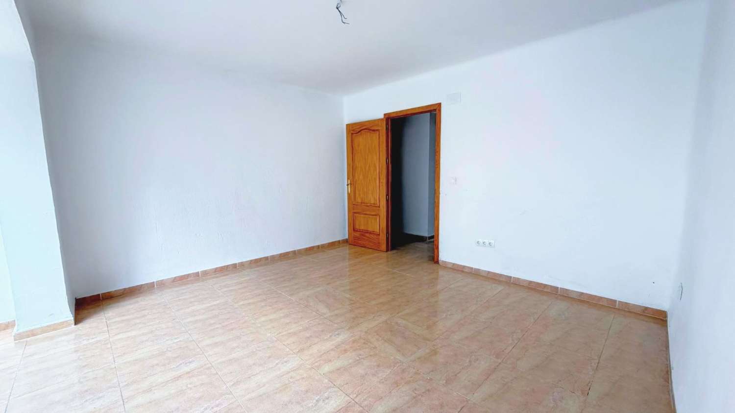 Acogedor piso reformado de 3 dormitorios y 1 baño, situado en la tranquila y bien comunicada zona de El Calvario.