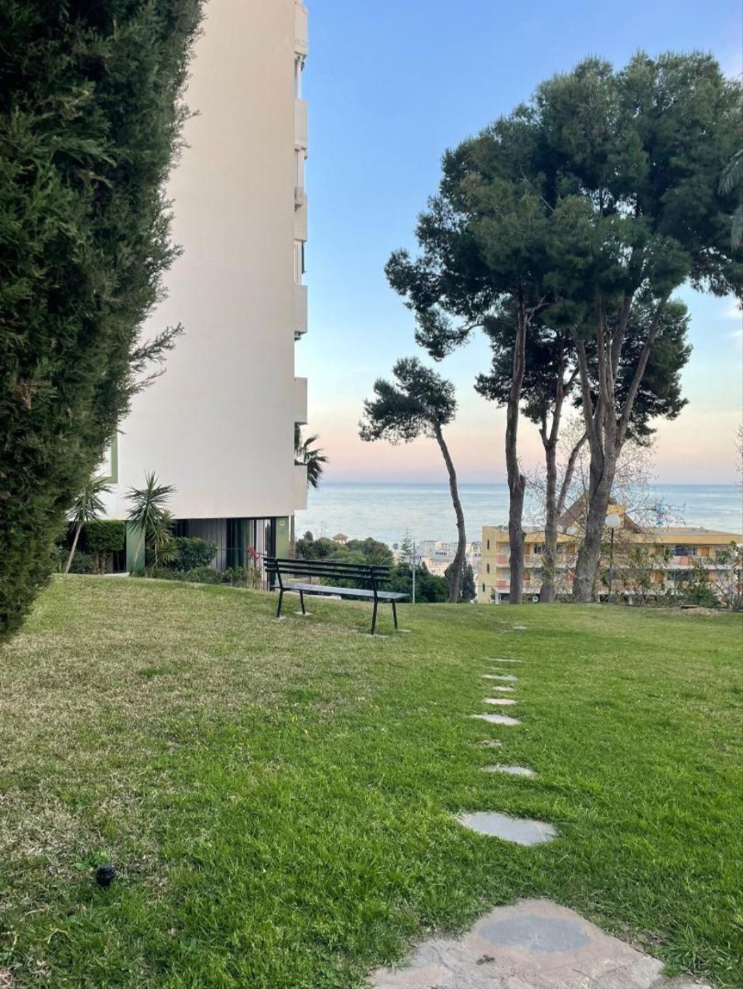 Piso con impresionantes vistas panorámicas al mar en urbanización con piscina en zona tranquila de Torremolinos