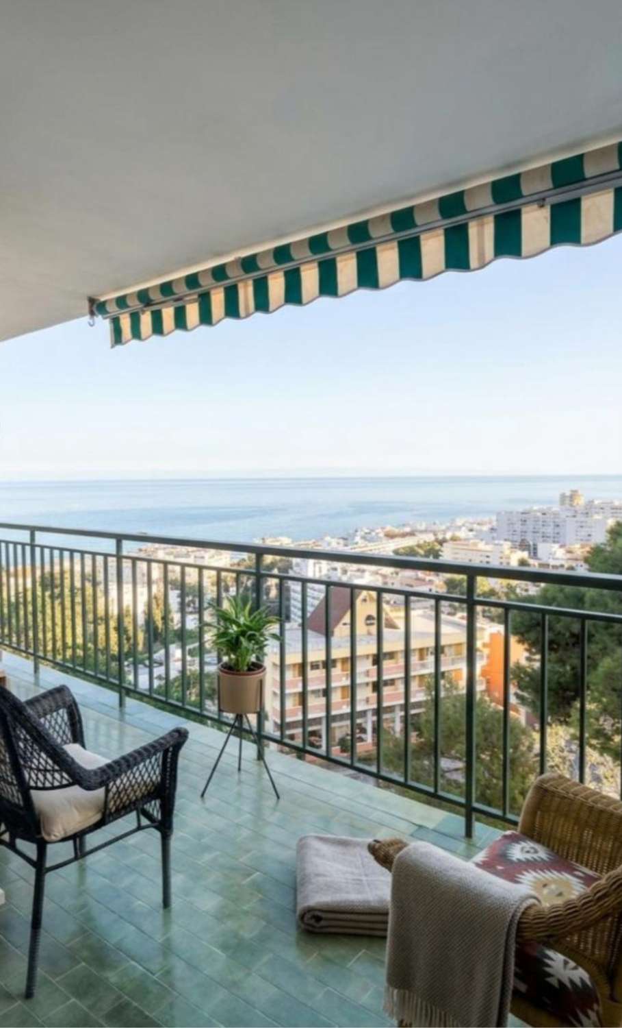 Piso con impresionantes vistas panorámicas al mar en urbanización con piscina en zona tranquila de Torremolinos