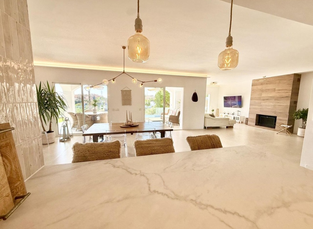 Villa contemporánea con vistas al mar, piscina privada y diseño de alta gama en Riviera del Sol, Mijas