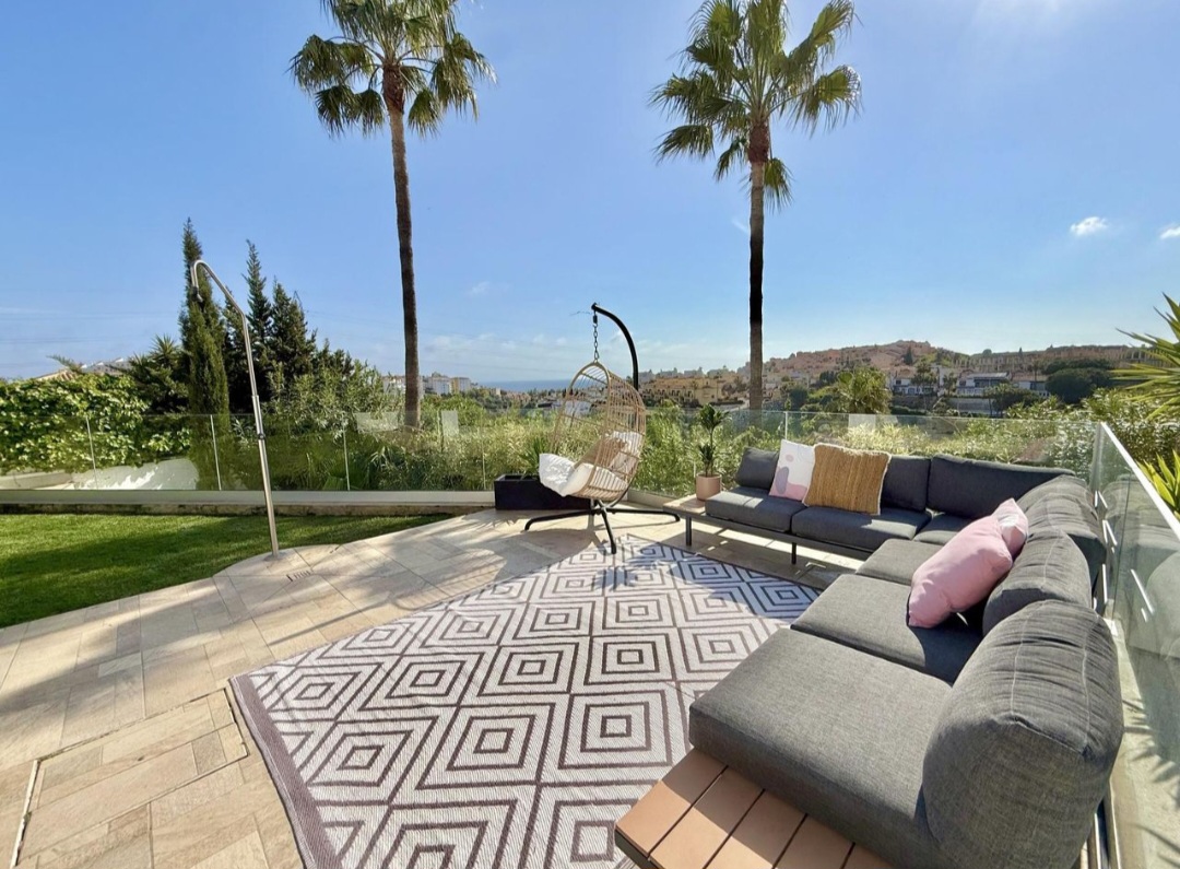 Villa contemporánea con vistas al mar, piscina privada y diseño de alta gama en Riviera del Sol, Mijas