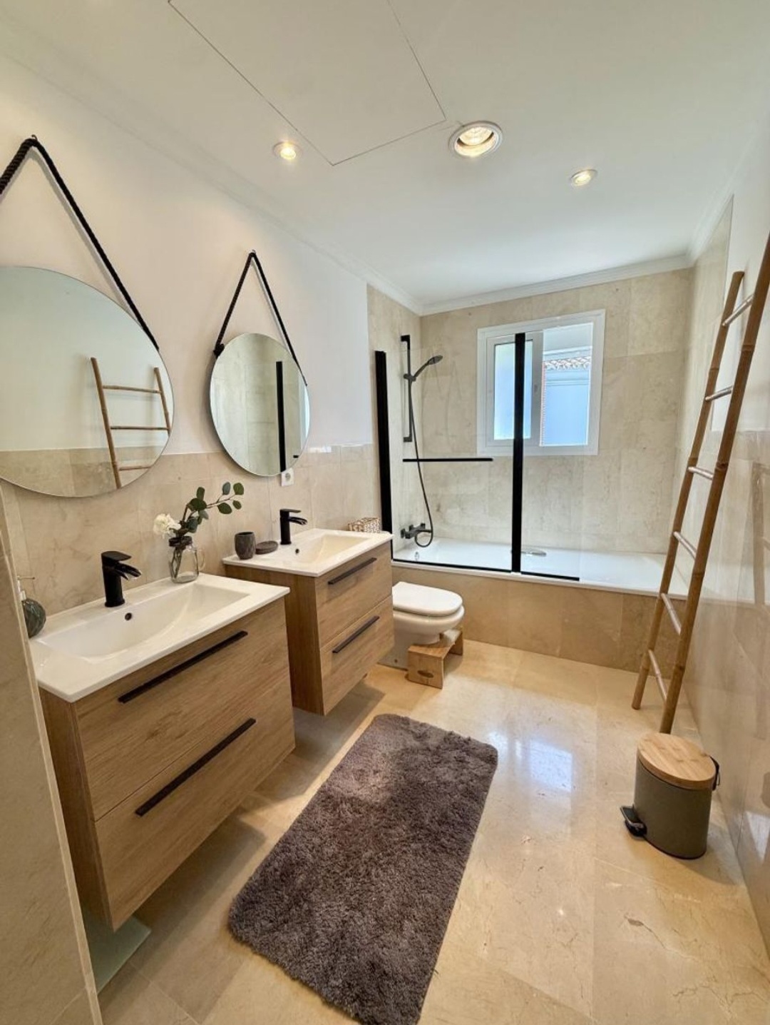 Villa contemporánea con vistas al mar, piscina privada y diseño de alta gama en Riviera del Sol, Mijas