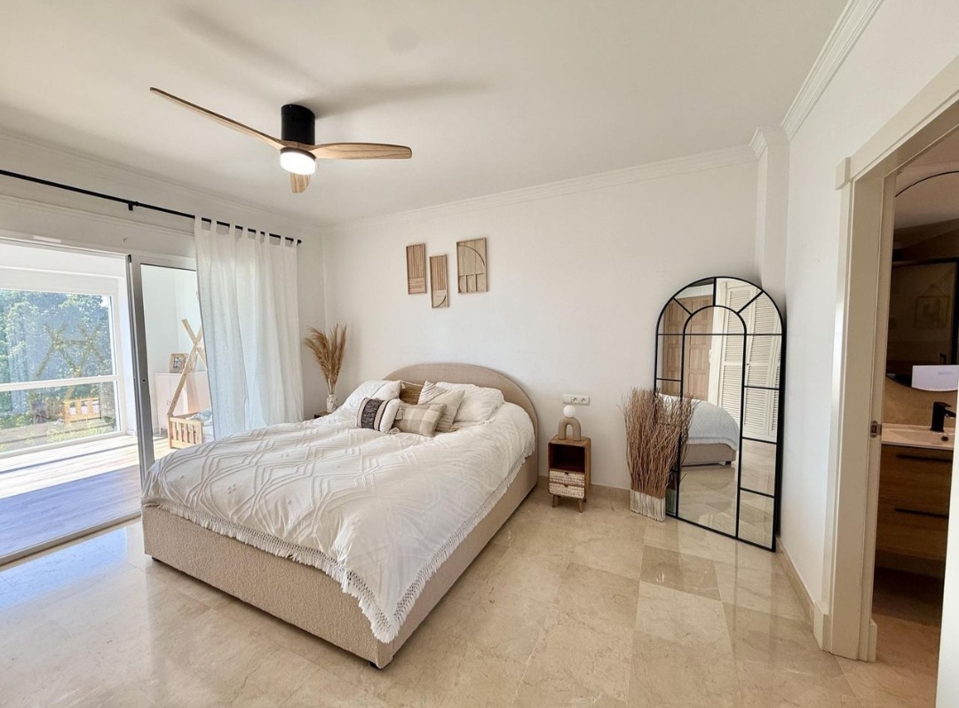 Villa contemporánea con vistas al mar, piscina privada y diseño de alta gama en Riviera del Sol, Mijas