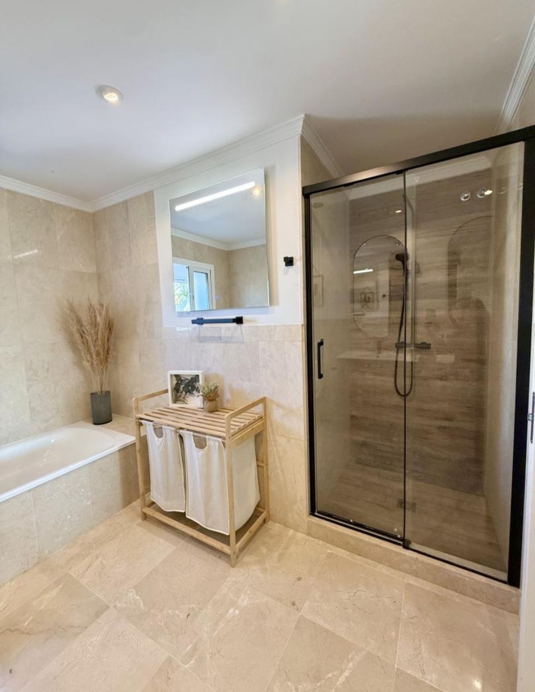 Villa contemporánea con vistas al mar, piscina privada y diseño de alta gama en Riviera del Sol, Mijas