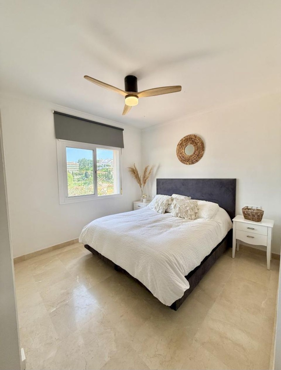 Villa contemporánea con vistas al mar, piscina privada y diseño de alta gama en Riviera del Sol, Mijas