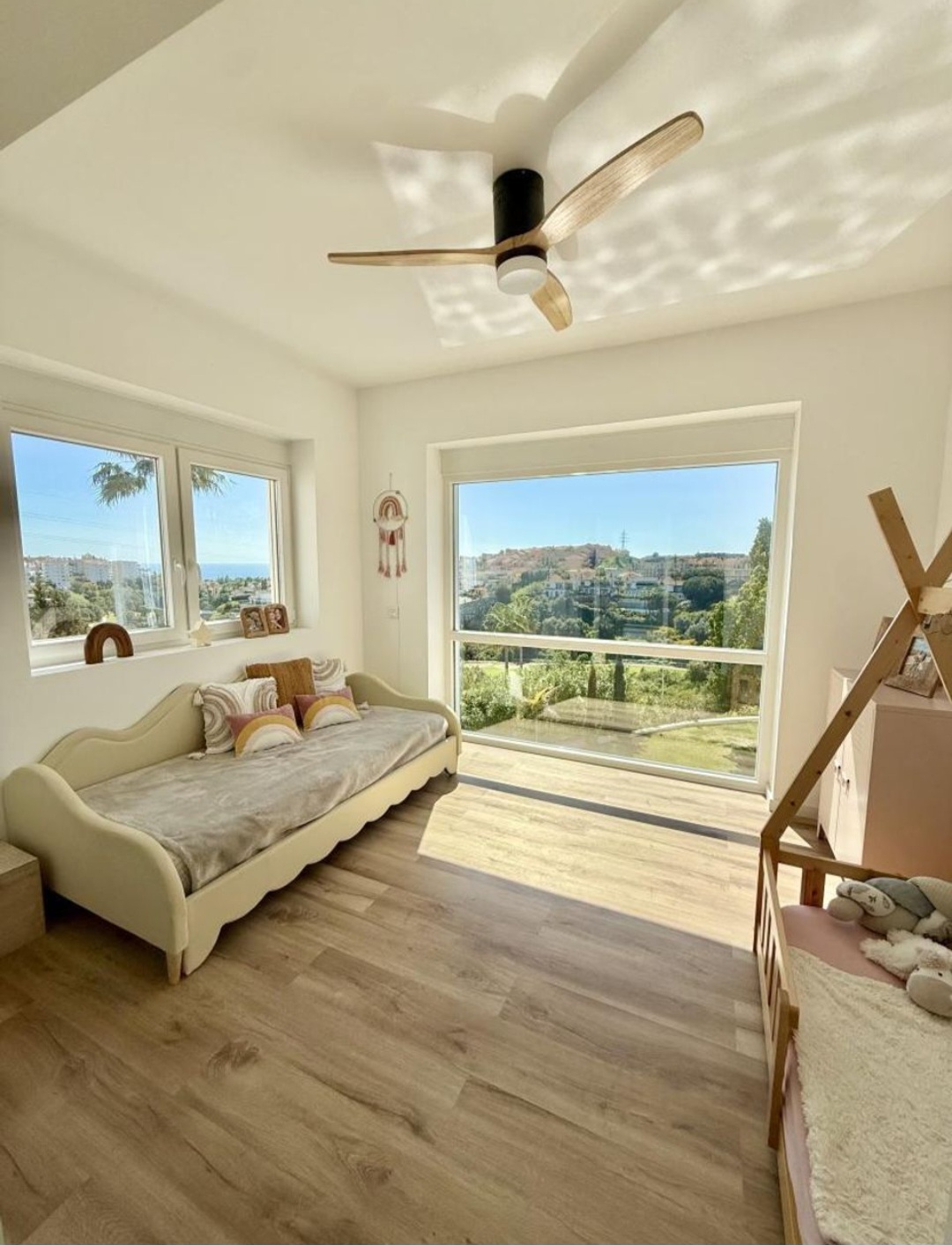 Villa contemporánea con vistas al mar, piscina privada y diseño de alta gama en Riviera del Sol, Mijas