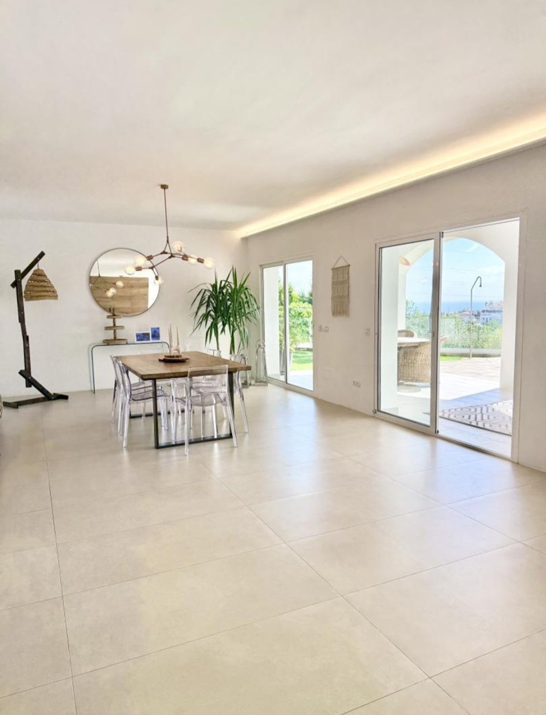 Villa contemporánea con vistas al mar, piscina privada y diseño de alta gama en Riviera del Sol, Mijas