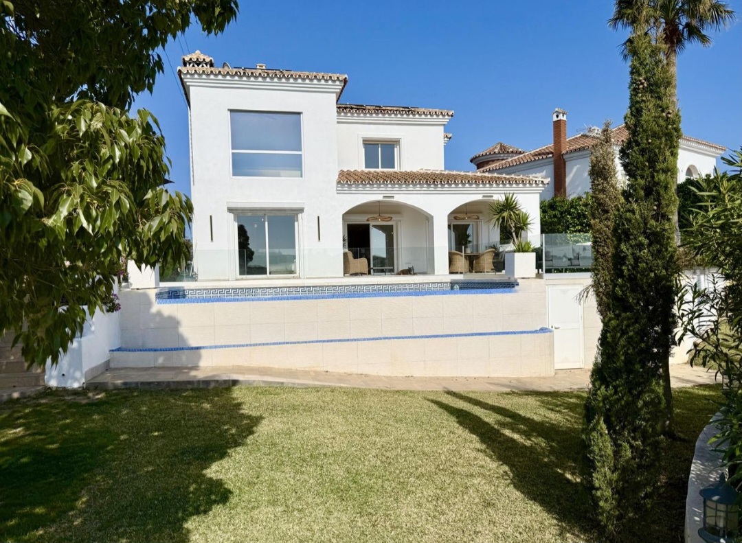 Villa contemporánea con vistas al mar, piscina privada y diseño de alta gama en Riviera del Sol, Mijas