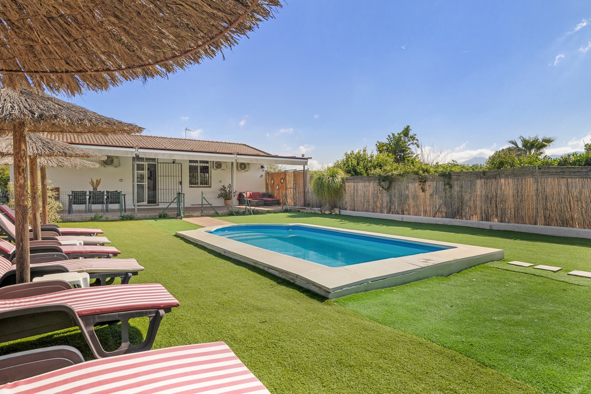 Finca rústica con dos viviendas independientes y piscinas privadas – Alhaurín el Grande / Cártama