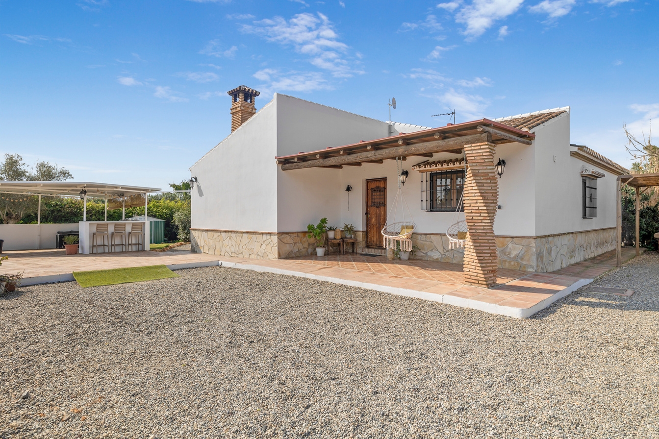 Finca rústica con dos viviendas independientes y piscinas privadas – Alhaurín el Grande / Cártama