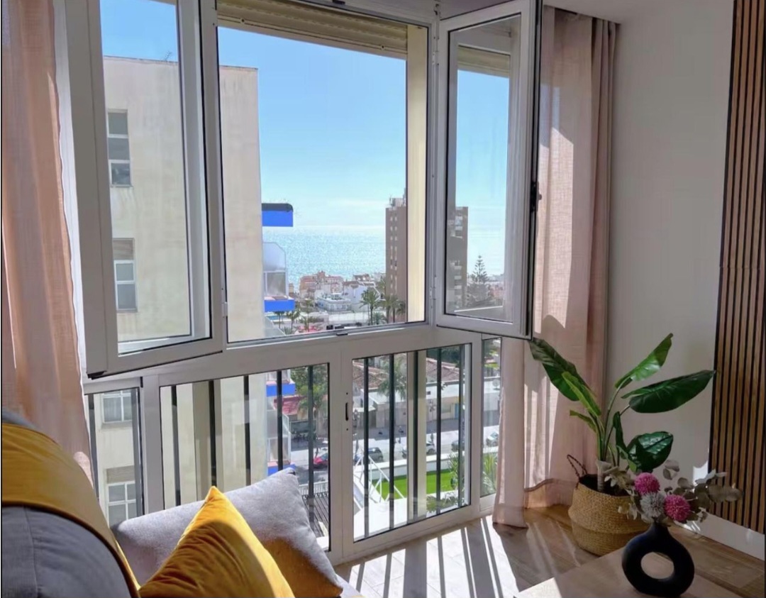 Precioso estudio con vistas al mar y licencia turística en Montemar (Torremolinos)