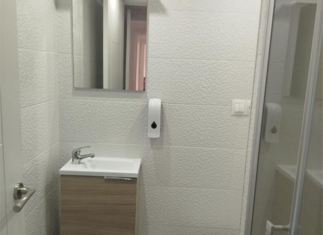 Amplio piso de 4 dormitorios con terraza, piscina y orientación sur en Vélez-Málaga