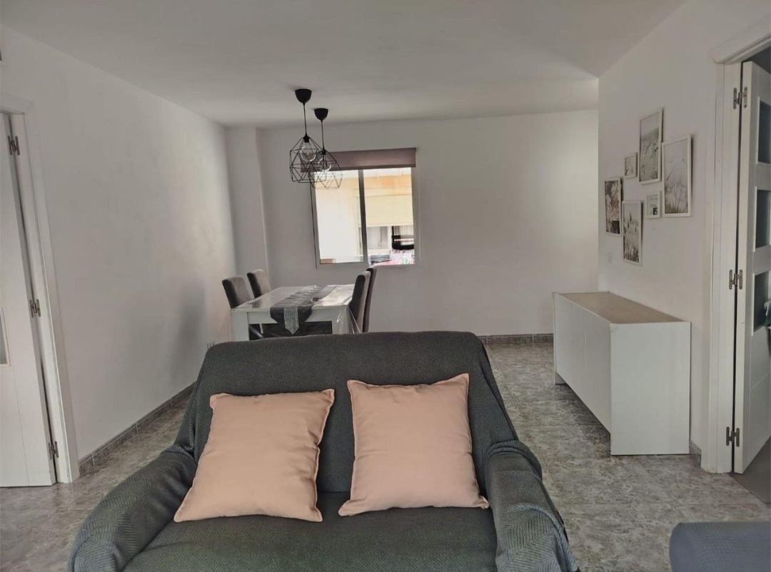 Amplio piso de 4 dormitorios con terraza, piscina y orientación sur en Vélez-Málaga