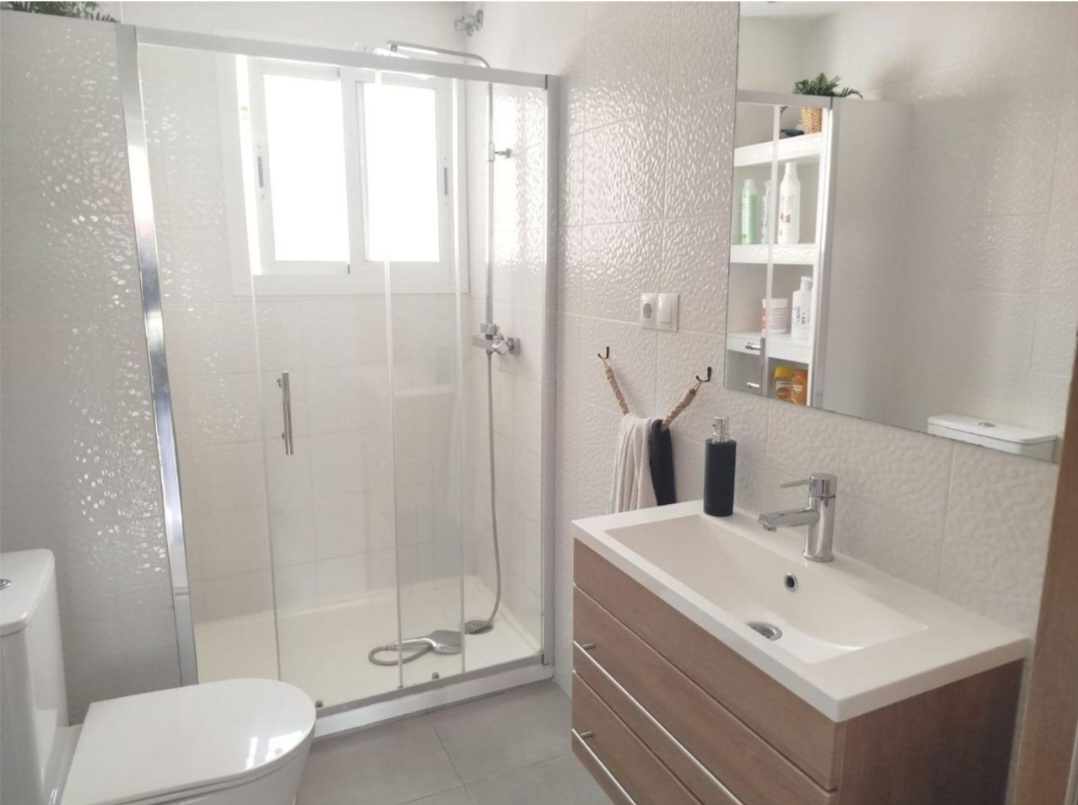 Amplio piso de 4 dormitorios con terraza, piscina y orientación sur en Vélez-Málaga