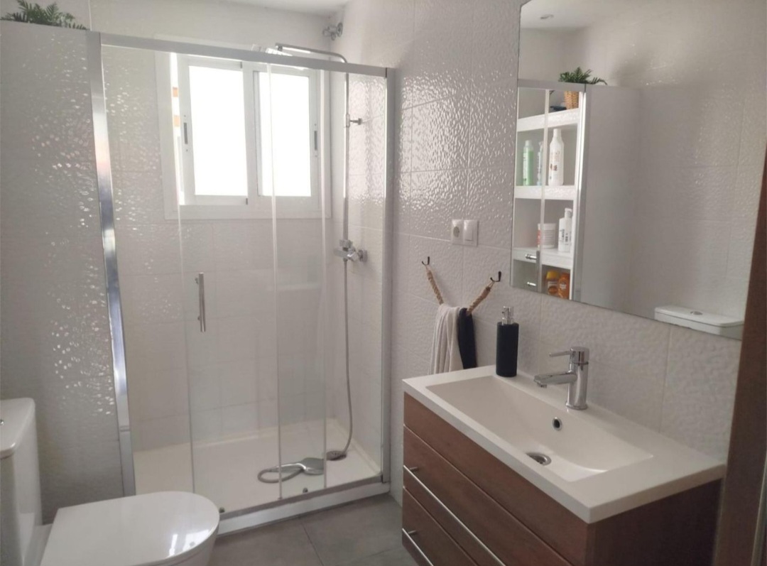 Amplio piso de 4 dormitorios con terraza, piscina y orientación sur en Vélez-Málaga