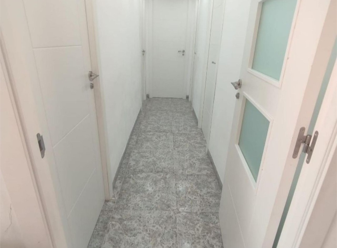 Amplio piso de 4 dormitorios con terraza, piscina y orientación sur en Vélez-Málaga