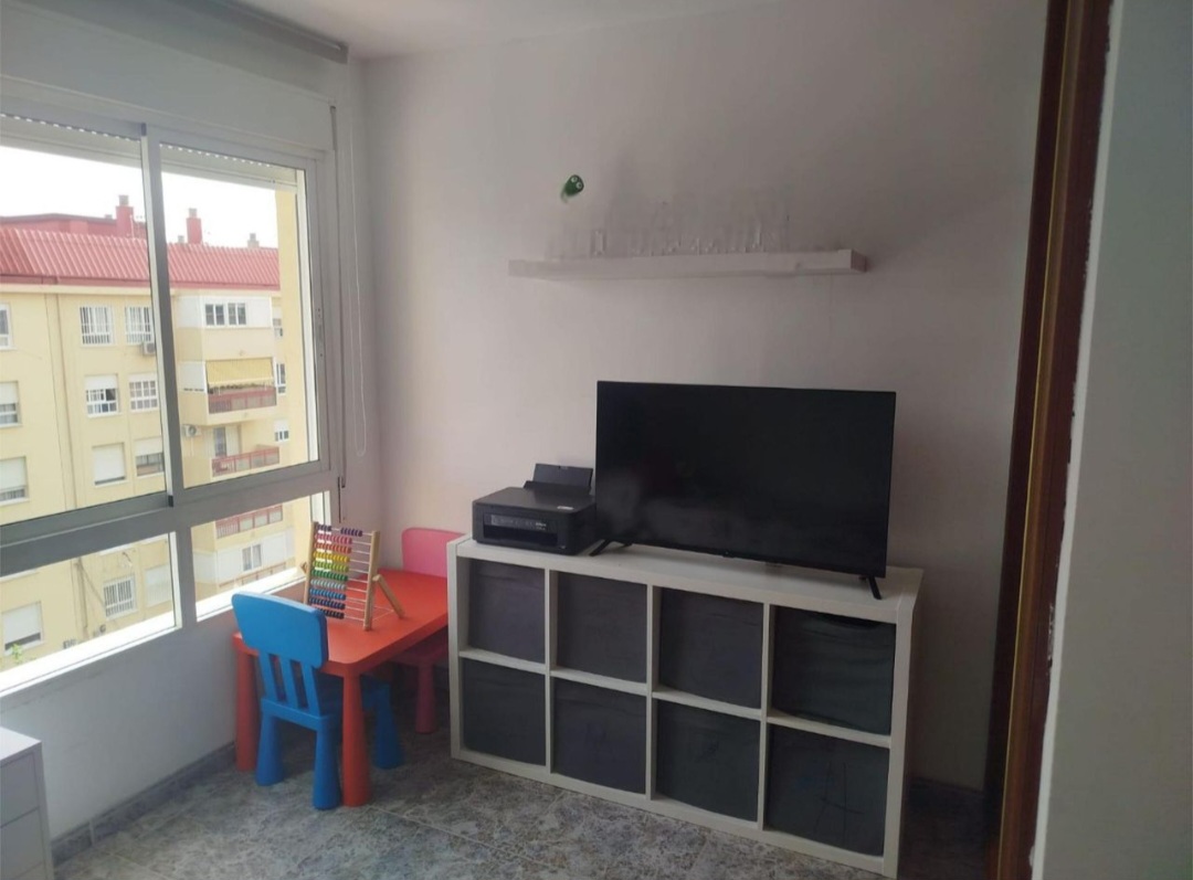 Amplio piso de 4 dormitorios con terraza, piscina y orientación sur en Vélez-Málaga