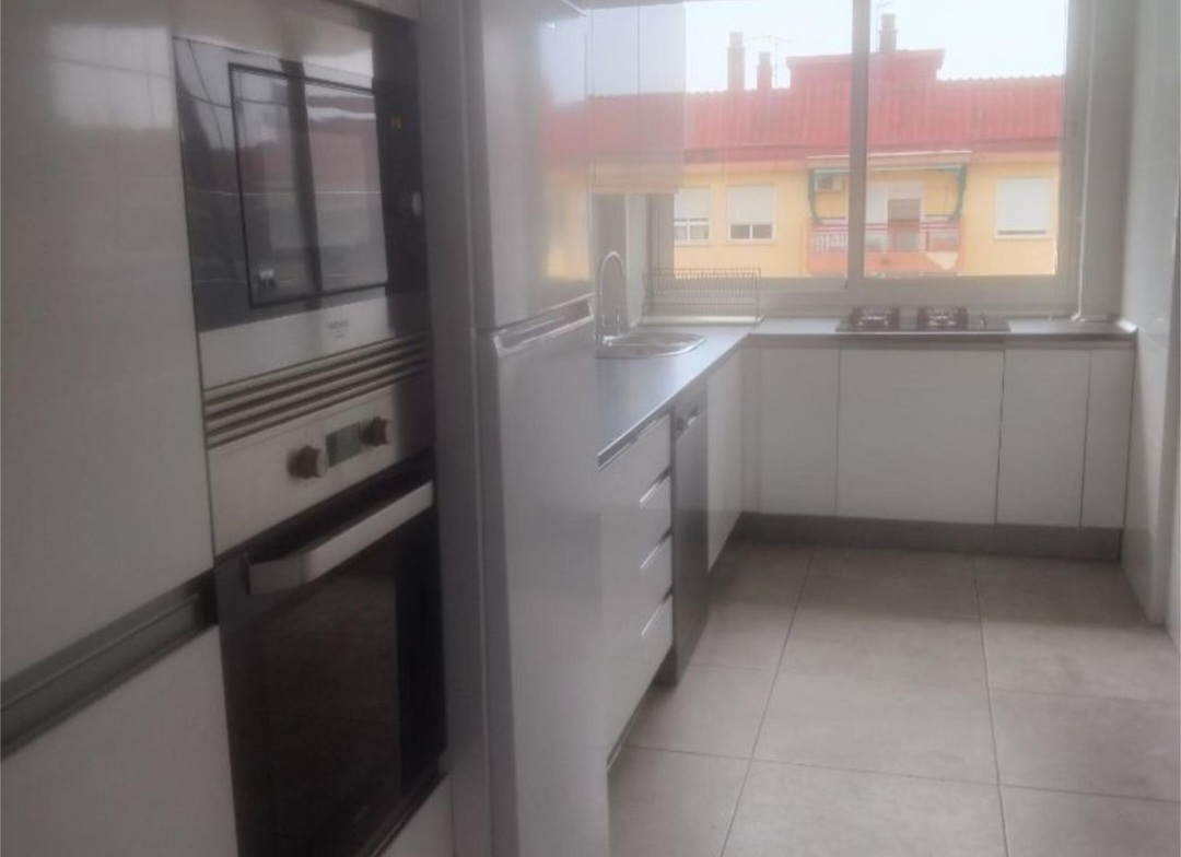 Amplio piso de 4 dormitorios con terraza, piscina y orientación sur en Vélez-Málaga