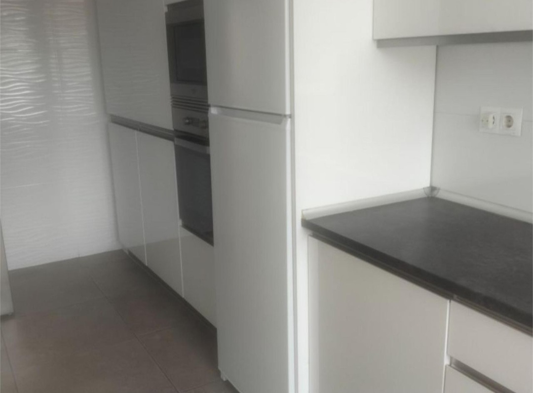 Amplio piso de 4 dormitorios con terraza, piscina y orientación sur en Vélez-Málaga