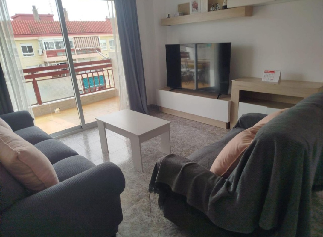 Amplio piso de 4 dormitorios con terraza, piscina y orientación sur en Vélez-Málaga