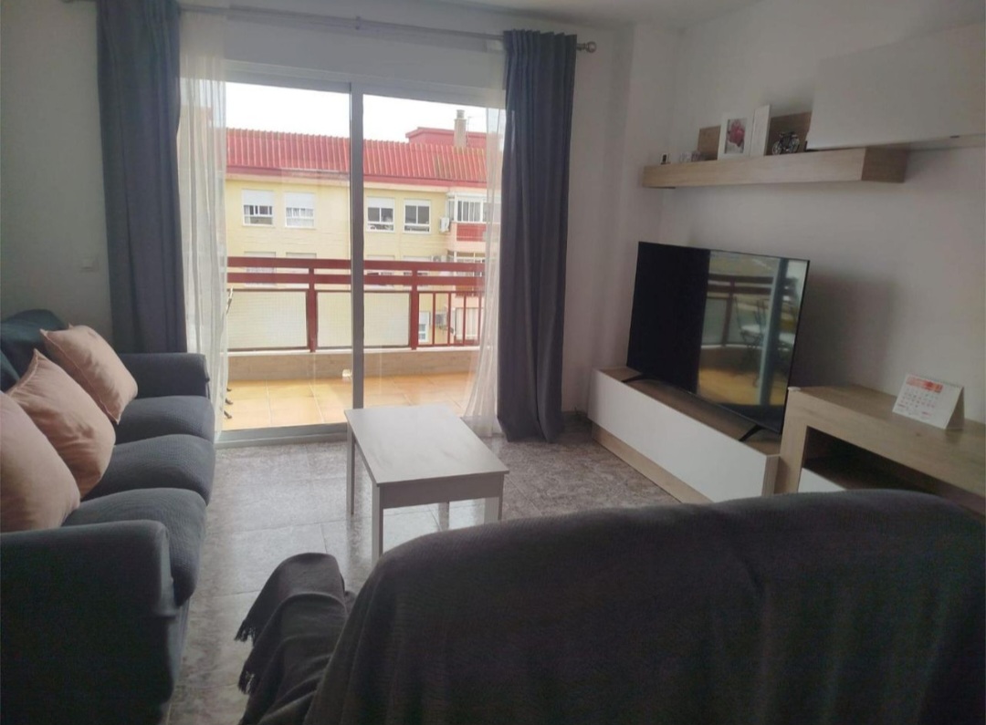 Amplio piso de 4 dormitorios con terraza, piscina y orientación sur en Vélez-Málaga
