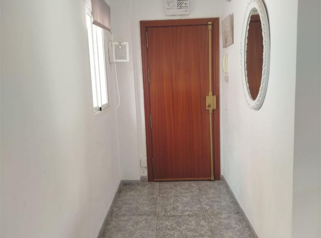 Amplio piso de 4 dormitorios con terraza, piscina y orientación sur en Vélez-Málaga