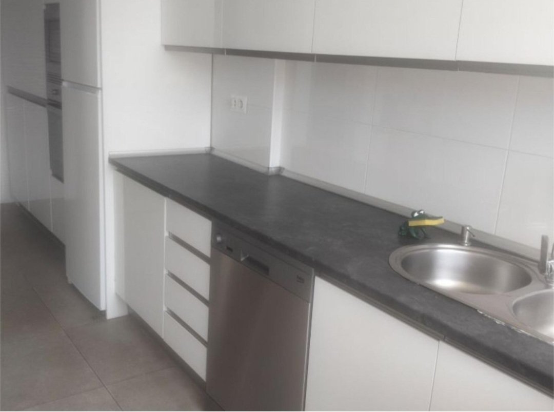 Amplio piso de 4 dormitorios con terraza, piscina y orientación sur en Vélez-Málaga