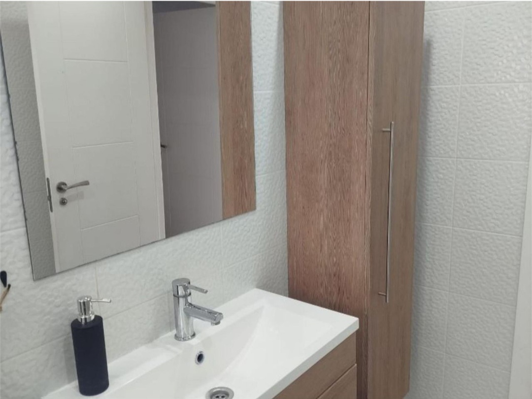 Amplio piso de 4 dormitorios con terraza, piscina y orientación sur en Vélez-Málaga