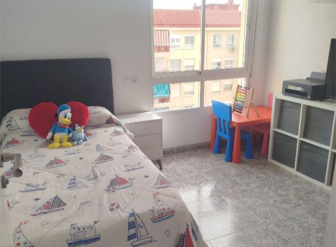Amplio piso de 4 dormitorios con terraza, piscina y orientación sur en Vélez-Málaga