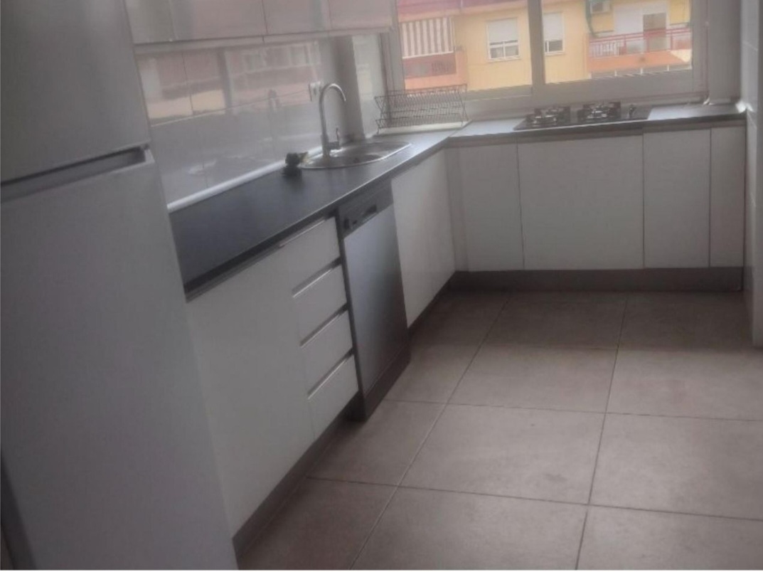 Amplio piso de 4 dormitorios con terraza, piscina y orientación sur en Vélez-Málaga