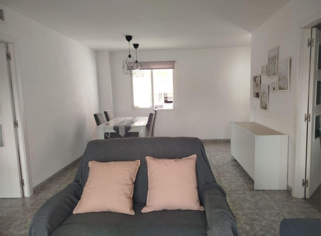 Amplio piso de 4 dormitorios con terraza, piscina y orientación sur en Vélez-Málaga