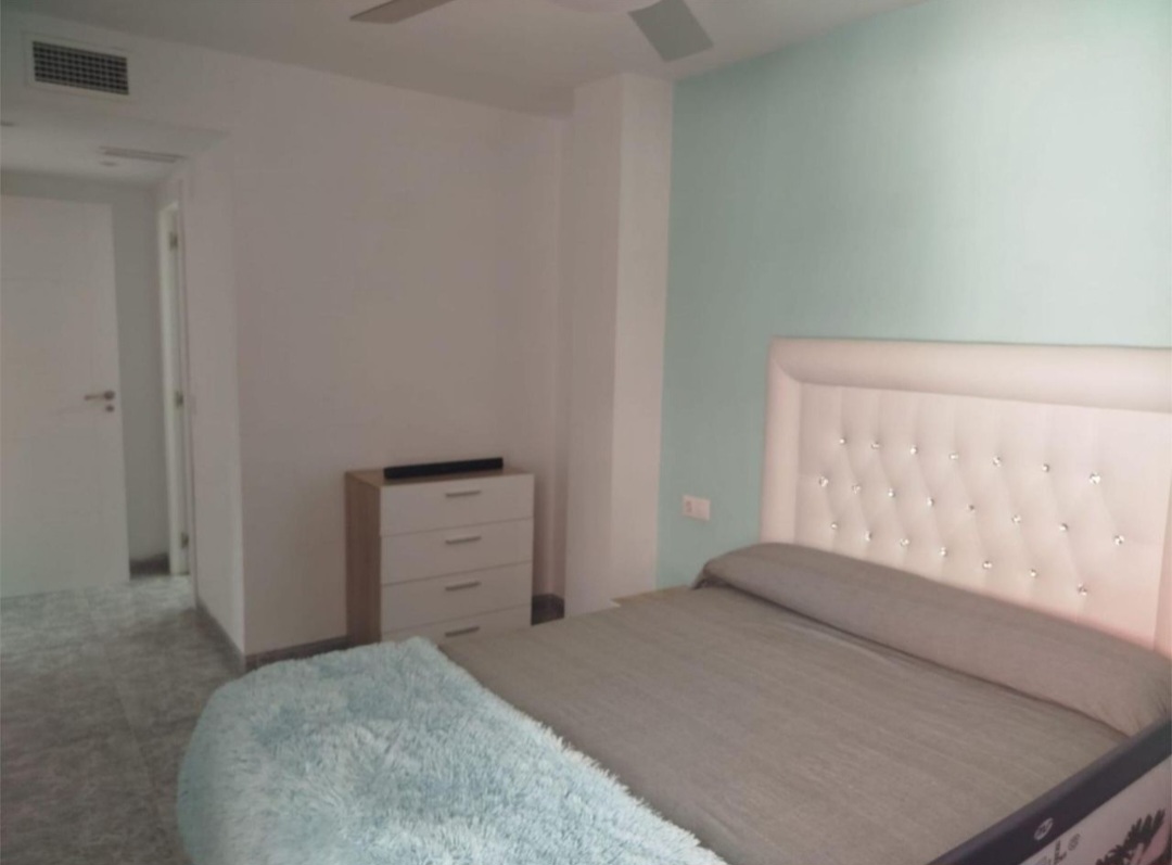 Amplio piso de 4 dormitorios con terraza, piscina y orientación sur en Vélez-Málaga