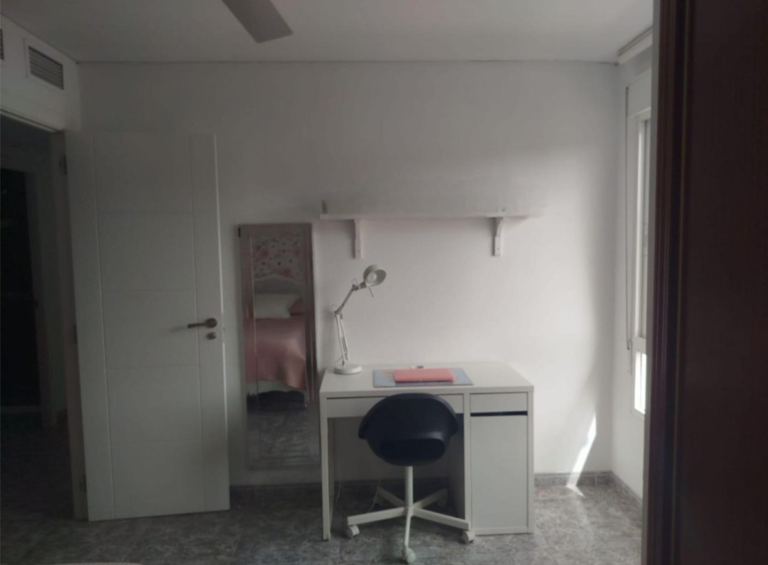 Amplio piso de 4 dormitorios con terraza, piscina y orientación sur en Vélez-Málaga